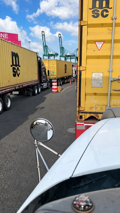 Transporte de contenedores en puerto
